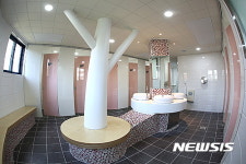 서울 초중고 여학생화장실 태부족...변기 1개에 38.8명 이용하기도