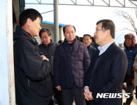 축산 관계자 위로하는 박일호 밀양시장