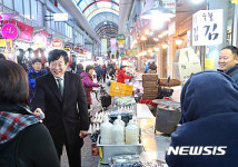 상인과 악수하는 김경훈 대전시의회 의장