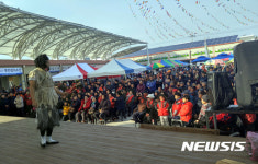 무안 전통시장 문화마당 다채…품바·난타·공연 눈길