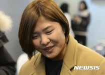 질문에 답하는 지소연