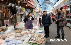 시장 상인 격려하는 유덕열 구청장