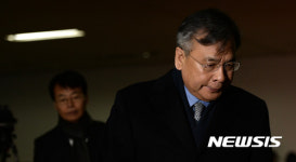 굳은 표정으로 출근 하는 박영수 특검