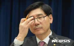 안경 고쳐쓰는 이광구 은행장