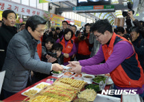 황교안 권한대행, 신영전통시장 방문
