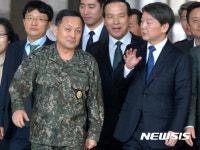 이순진 합참의장과 대화하는 국민의당 안철수 전 대표