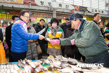 설 제수용품 사는 남유진 구미시장