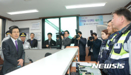 서울역파출소 근무자 격려하는 황교안 권한대행