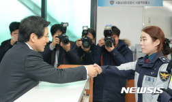 서울역파출소 근무자 격려하는 황 권한대행