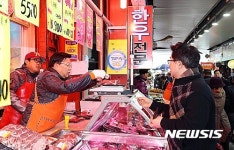 전통시장서 상인체험 하는 권선택 시장