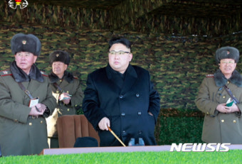 북한 탱크사단 훈련 지도하는 김정은