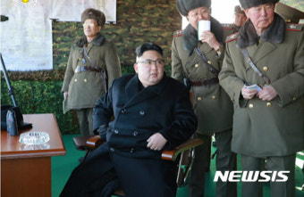 탱크사단 훈련 지도하는 김정은
