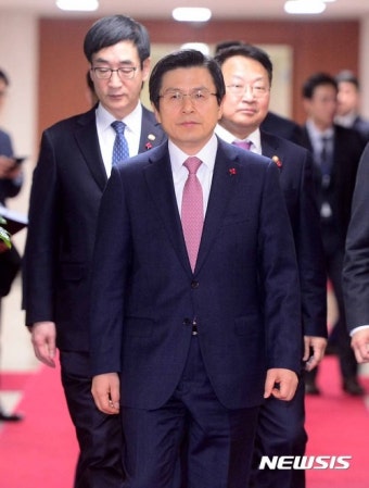 국무회의 참석하는 황교안 권한대행