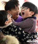 서로 부둥켜 안은 어린이들
