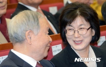 대화하며 웃는 이정미 헌법재판관