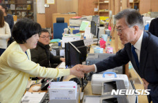마장동 주민센터 찾은 문재인