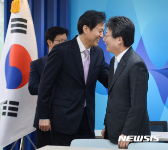 미소짓는 유승민-오세훈