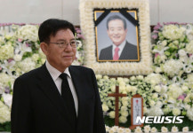강봉균 전 장관 빈소 찾은 김덕룡 전 의원