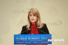 축사하는 신시아 타라고 하원의원