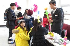 황간청소년 문화의 집 프로그램 진행 중인 학생들