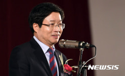 졸업식 축사하는 염태영 수원시장