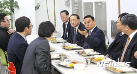 고용창출 당부하는 구본영 천안시장