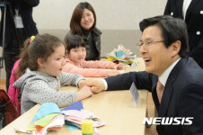다문화가족지원센터 방문한 황교안 권한대행