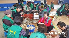 경로당 전달할 반찬 만드는 새마을협의회원들