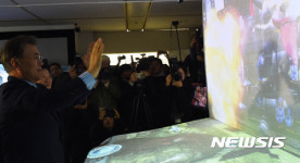 썬더펀치 시연하는 문재인 더민주 전 대표