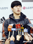 취재진의 질문에 답하는 윤성빈