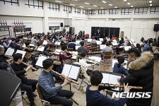 웅장한 감동 느꼈다…아마추어 관현악단 2기 발표회