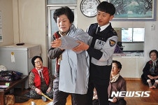 상주경찰, 경로당에 빛 반사 바람막이 점퍼 전달