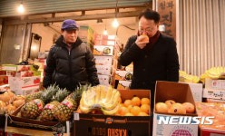 과일 구입하는 유일호 부총리
