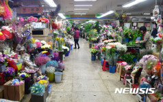 대목에도 한산한 꽃시장
