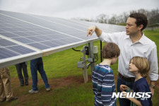 카터 전 대통령, 땅콩 농장에 태양광 발전소 세웠다