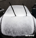 제주, 이례적 2월 폭설에 눈 쌓인 차량들