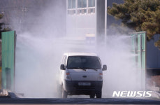 철저히 방역하는 파주가축시장 입구