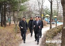 봉우재어린이공원 정비사업 점검하는 장종태 구청장