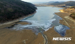 바닥 드러낸 충남 서산 산수저수지