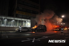 달리던 승합차량서 불…인명피해 없어