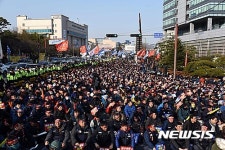 현대중공업 정문 앞 점거한 금속노조