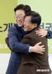 변현규 전세버스협동조합 연합회장과 포몽하는 이재명 성남시장