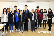 제주 남원중학교 방문한 이준식 교육부장관