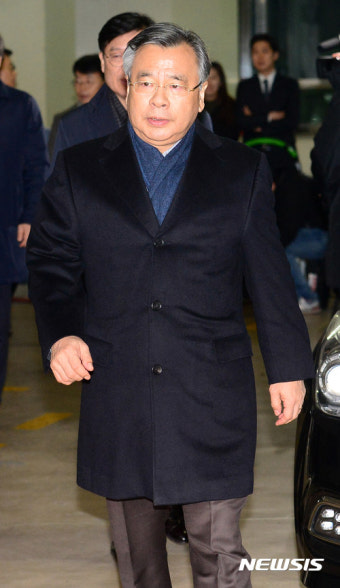 사무실 나서는 박영수 특검
