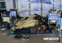 제주공항 대합실서 노숙하는 체류객