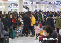 제주공항 꽉찬 2층 대합실