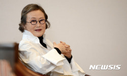 연극 '메디아'서 의상 제작 맡은 진태옥 패션디자이너