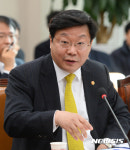 질의에 답하는 주형환 장관
