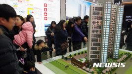 삼송지구 모델하우스에 몰린 방문객들
