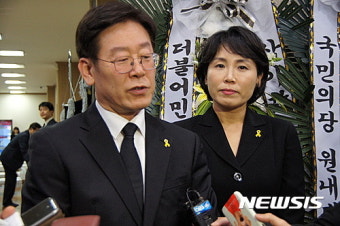 이재명, 권양숙 여사 모친상가 조문